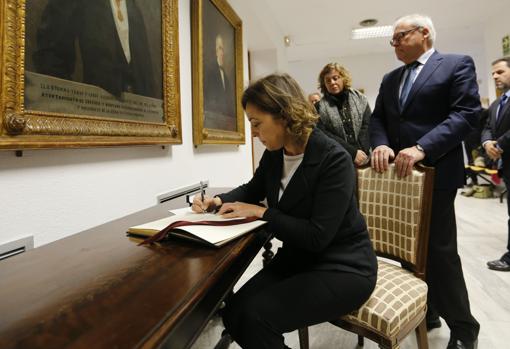 La alcaldesa, firmando el libro de condolencias