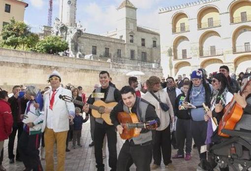 Actuación en plena calle durante el Carnaval de Córdoba