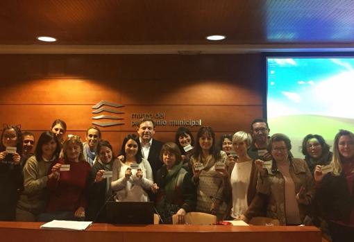 Entrega de los carnés de cuidadores gatunos a los voluntarios