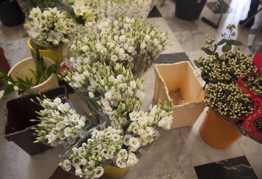 Flores preparadas para exornar a la Virgen de la Esperanza