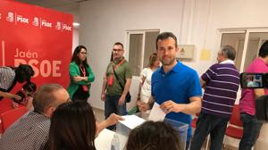 Julio Millán, ganador de las primarias del PSOE, durante la votación
