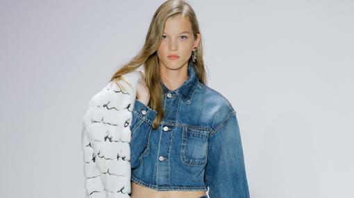 Modelo con conjunto de Oscar de la Renta