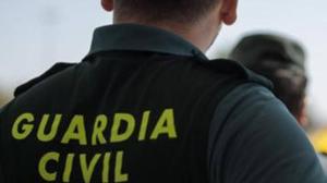Una pareja de agentes de la Guardia Civil