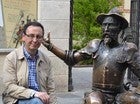 El archivero de La Puebla de Cazalla, José Cabello, junto a una estatua de Don Quijote