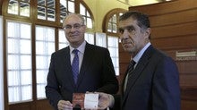 Lorenzo del Río, presidente del TSJA, entrega al presidente del Parlamento de Andalucía, Juan Pablo Durán, la memoria del Tribunal del año 2017, en el Salón de Protocolos