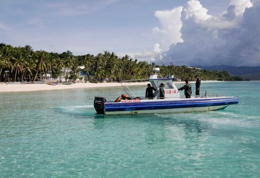 olicías en la isla de Boracay en Filipinas