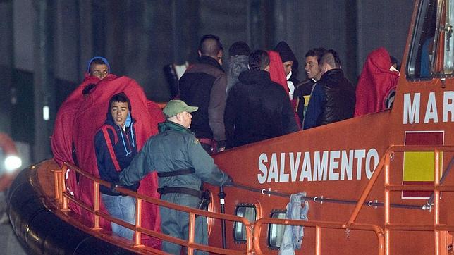 Los inmigrantes rescatados llegan al puerto de Almería