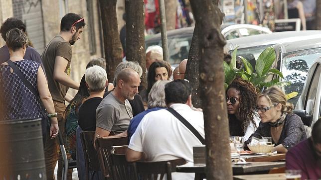 Veladores en una céntrica calle sevillana
