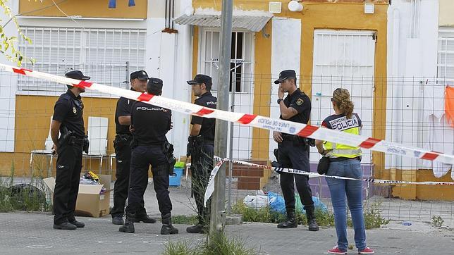 La vivienda tiroteada sigue acordonada por efectivos de la Policía Nacional