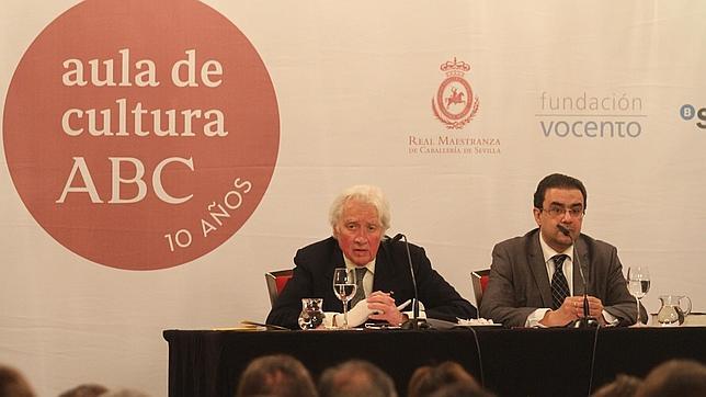 Hugh Thomas junto al director del Aula de Cultura de ABC, Francisco Robles