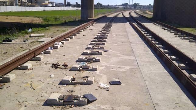 Metros de raíles del trazado del tranvía de Alcalá han sido arrancados