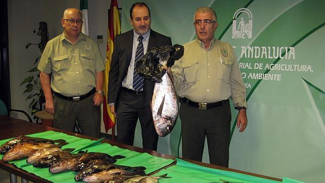 El delegado territorial y dos agentes de Medio Ambiente, ante las capturas