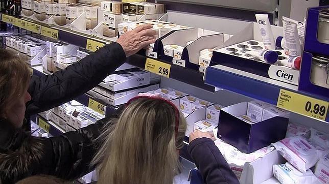 Clientes de Lidl agolpados en el stand de la crema «milagro» Cien Q10