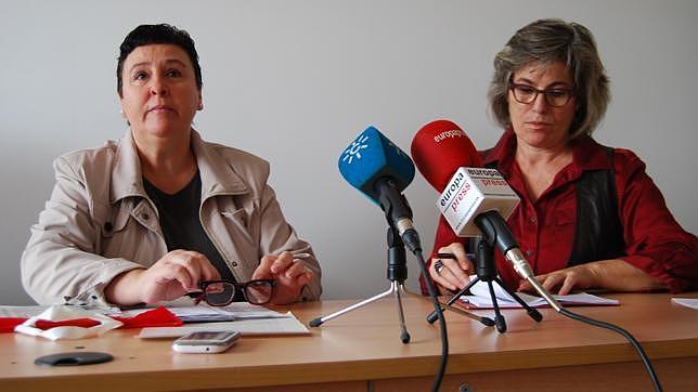 La afectada, María Salmerón junto a Rafaela Pastor, de la Plataforma Andaluza de Apoyo al Lobby Europeo de Mujeres