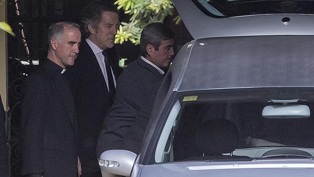 Sánchez-Dalp junto al viudo de la duquesa de Alba y el féretro con los restos mortales de Cayetana de Alba