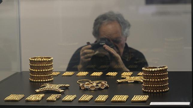 El Tesoro del Carambolo, expuesto en la vitrina del Arqueológico de la que fue retirado por la Junta sin previo aviso