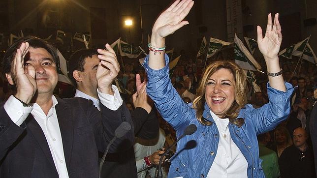Susana Díaz saluda a los militantes en el mitin celebrado el domingo en la Casa Colón