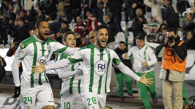 Florin celebra un gol del Córdoba CF junto a Bebé y Cartabia