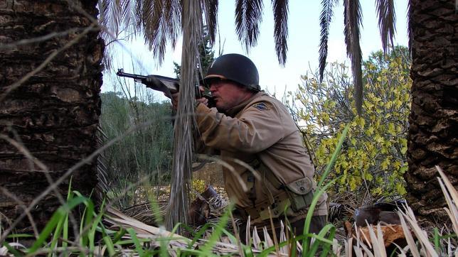 Un jugador recrea una batalla con un fusil de pega