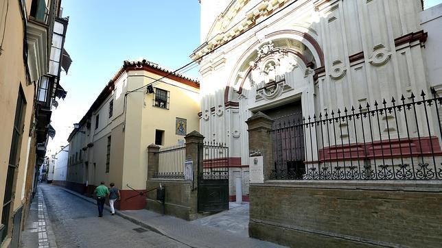 La fachada de la iglesia del convento de Santa Rosalía en la calle Cardenal Spínola