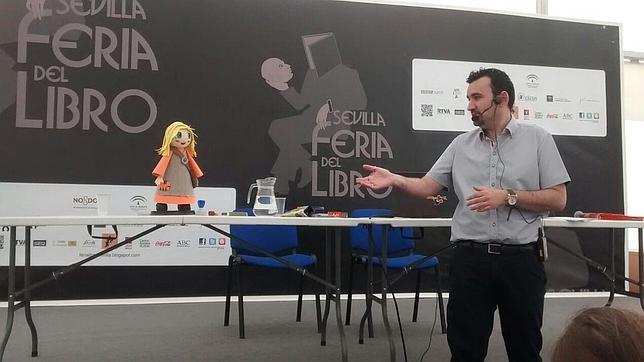 Manu Sánchez explicando su método docente en la Feria del Libro de Sevilla