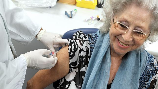 Los mayores de 65 años deben pedir cita para vacunarse contra la gripe
