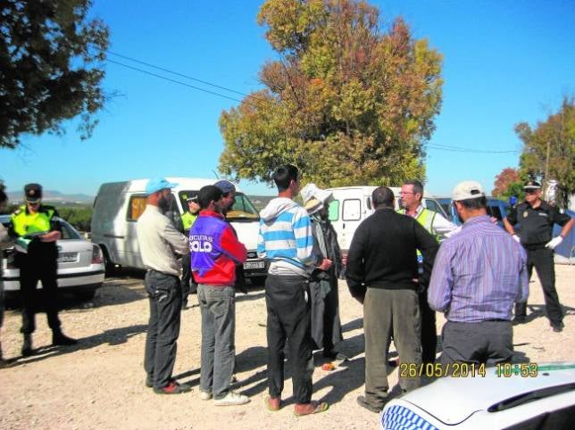 Levantan un asentamiento de inmigrantes junto al cementerio