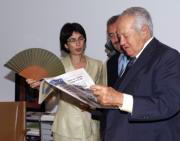 Mario Soares lee un ejemplar de ABC junto la periodista Pilar del Río. Díaz Japón