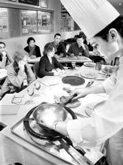 Un cocinero de la Taberna Alabardero prepara un plato navideño. J. L. Ortega