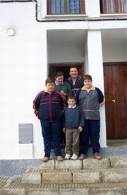 Carmen y su familia en la puerta de su nuevo domicilio en calle Dalia. ABC