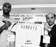 Kanouté posa junto a Del Nido con su camiseta del Sevilla LAURA LEÓN