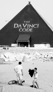 REUTERS «El Código Da Vinci» se promociona, a pie de playa, en Cannes