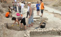 Aprendices de arqueólogos buscan en la ciudad romana de Itálica la «pieza perdida»