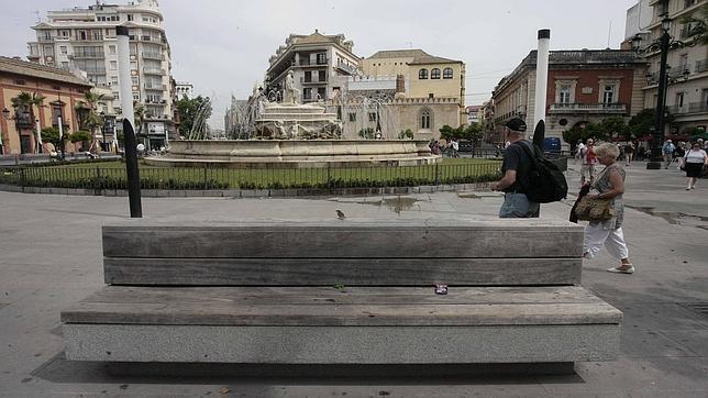 Zoido sustituirá el mobiliario urbano del Centro «paulatinamente»