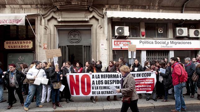 Los trabajadores de CC.OO. de Andalucía se manifiestan contra el ERE