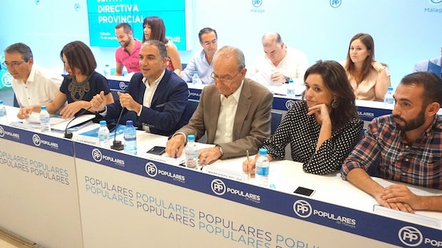 Junta directiva del PP de Málaga, con Elías Bendodo en el centro de la mesa / ABC
