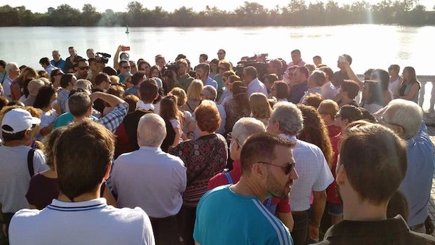 Vecinas de la localidad concentrados para pedir una explicación