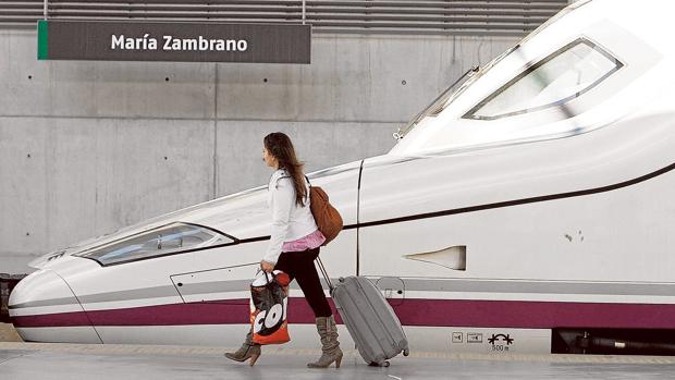 Una viajera en la Estación María Zambrano de Málaga