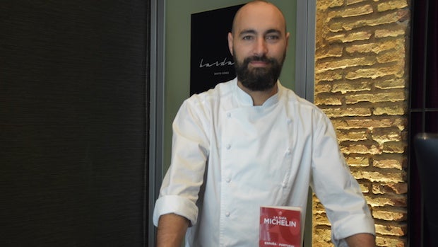 Benito Gómez en Bardal con la Guía Michelin