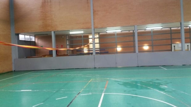 Dos aulas y el pabellón deportivo se mojan cada vez que llueve