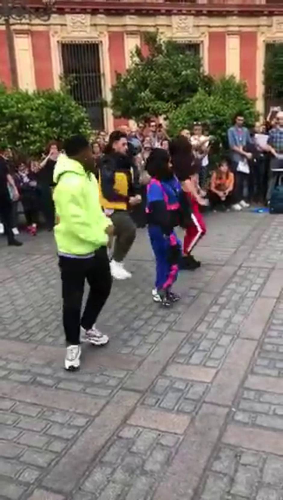 Becky G Baila Chicken Noodle Soup En Plena Calle En Sevilla