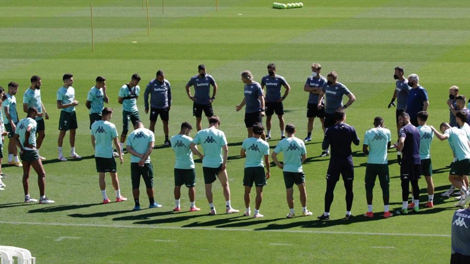 Manuel Pellegrini, entrenador del Real Betis, se dirige al grupo antes del entrenamiento