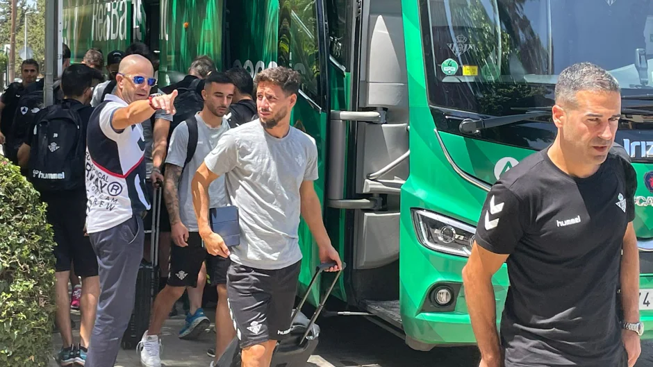 Álex Moreno, a la llegada del Betis a Marbella