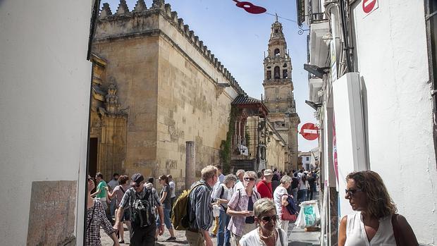 Turistas en el entorno de la Mezquita-Catedral