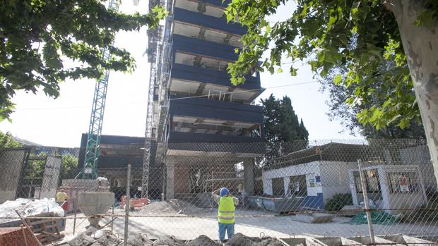 Operarios en la obra de la antigua Escuela Normal de Magisterio de Córdoba