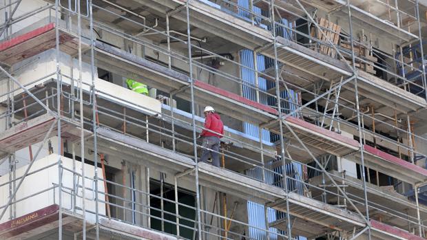 Un obrero de la construcción trabaja en una promoción inmobiliaria