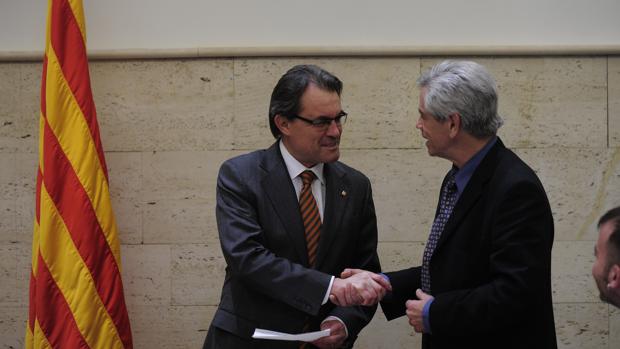 Eduardo Reyes saluda al expresidente de la Generalitat, Artur Mas
