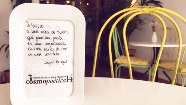 Una «cosmoservilleta» en un bar de la capital