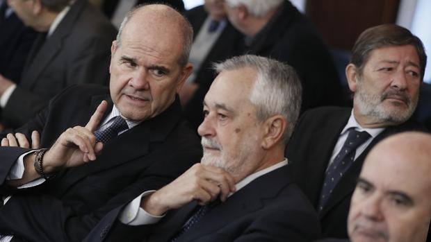 Manuel Chaves y José Antonio Griñán en la Sala de la Audiencia de Sevilla
