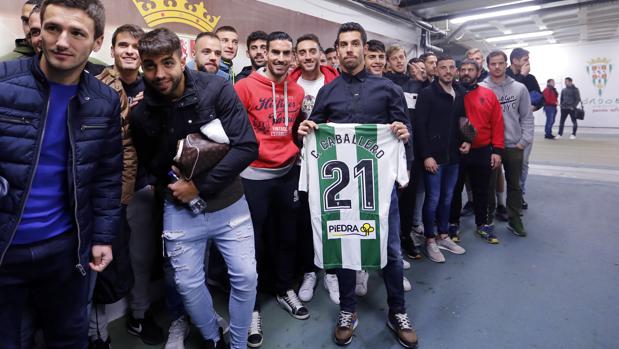 Carlos Caballero posa con toda la plantilla y su camiseta firmada